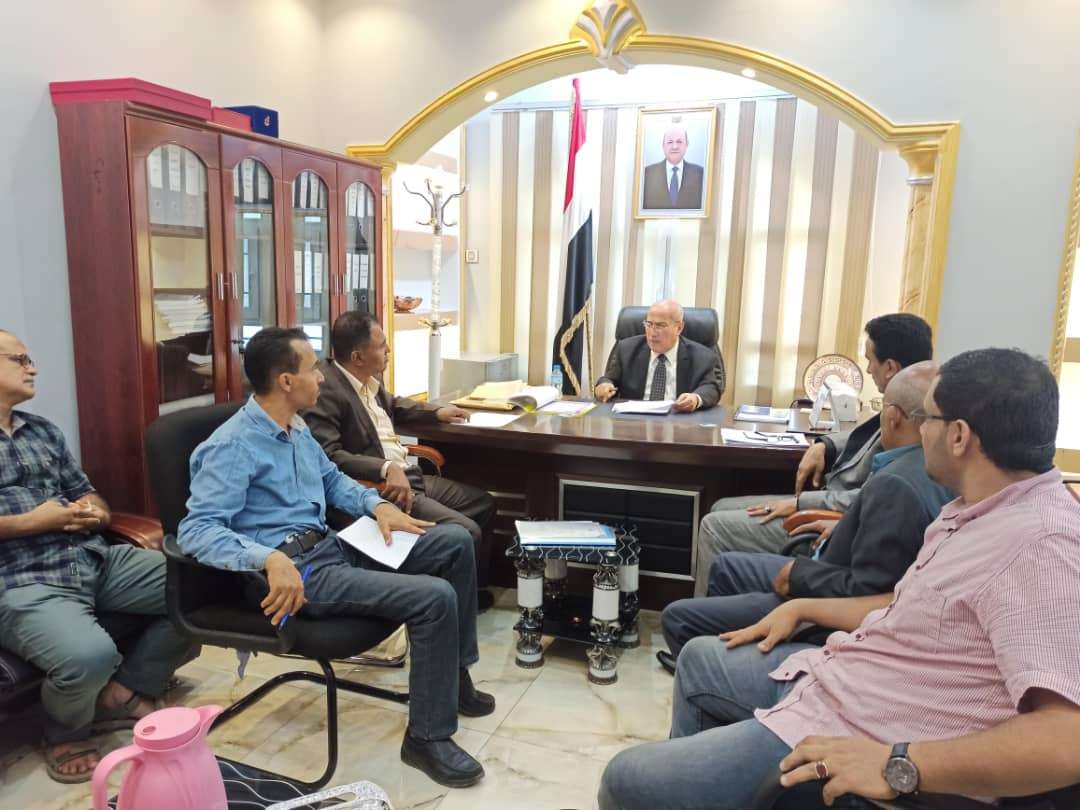 وزير الإدارة المحلية يترأس اجتماعاً لقيادة وكوادر الوزارة ويشدد على تنمية الأوعية الإيرادية