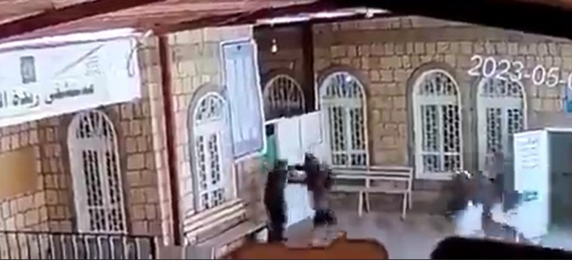 مشرف حوثي يعتدي على مدير مستشفى بشكل وحشي