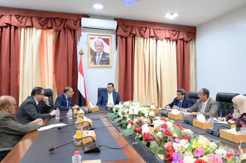 عدن.. رئيس الوزراء يترأس اجتماعًا لقيادة وزارة النقل وعدد من الهيئات والمؤسسات التابعة لها