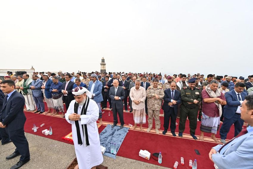 رئيس مجلس القيادة الرئاسي يؤدي صلاة العيد ويستقبل جموع المهنئين