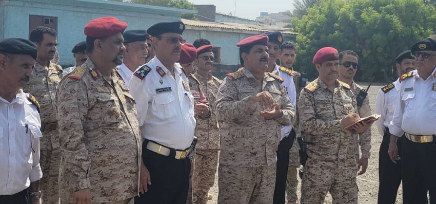 وزير الدفاع يتفقد القوات البحرية والقاعدة الادارية بعدن