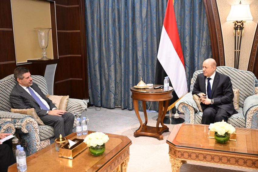 الرئيس العليمي يستقبل السفير الاميركي ويدعو المجتمع الدولي لتحمل مسؤولياته إزاء انتهاكات مليشيا الحوثي