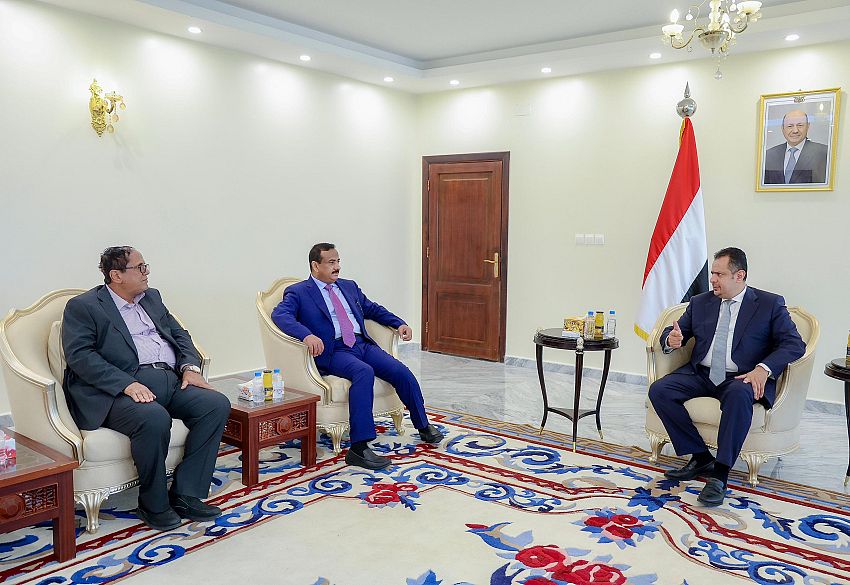 رئيس الوزراء يشدد على تحسين الخدمات وتعزيز الاستقرار في شبوة