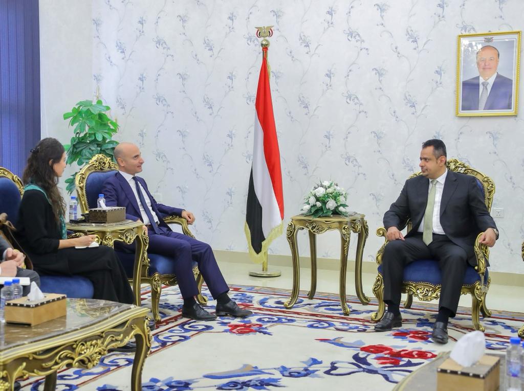 رئيس الوزراء يستقبل السفير الفرنسي لدى اليمن 