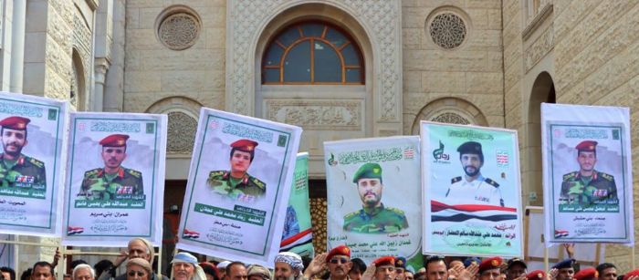 مليشيا الحوثي تشيع جثامين 17 ضابطاً لقوا حتفهم بضربات جوية