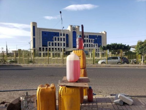 أزمة وقود خانقة تعصف بالمواطنين في صنعاء وصراعات المليشيات تمتد الى السوق السوداء