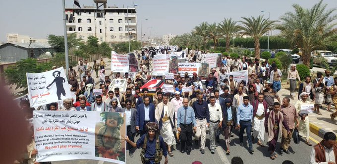 تشييع شعبي كبير للطفلة ليان ووالدها وشهيد آخر من شهداء محرقة الحوثي الأخيرة في مأرب