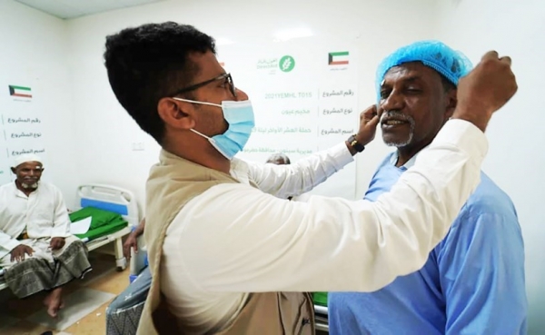 بدعم من كويت الخير .. 275 عملية مجانية لإزالة المياه البيضاء في سيئون