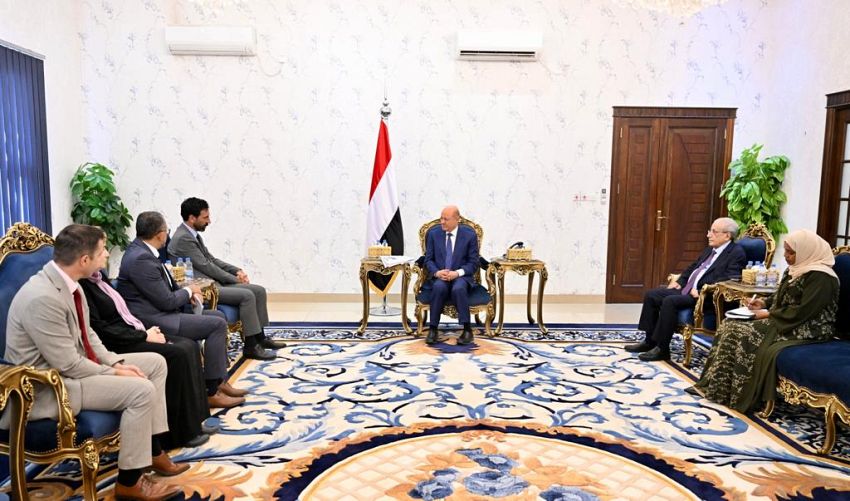 الرئيس رشاد العليمي يستقبل في قصر معاشيق بعثة الصليب الاحمر الدولي