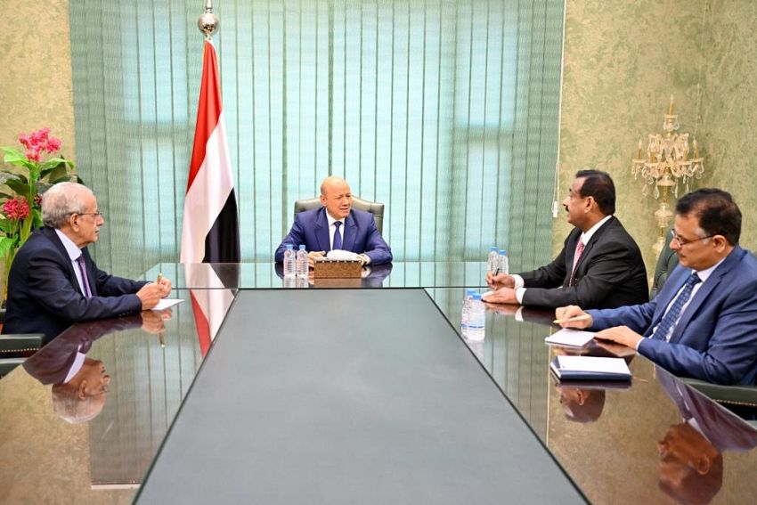 رئيس مجلس القيادة الرئاسي يجتمع بمحافظ شبوة ويوجه بتعزيز حضور الدولة وتحسين الخدمات