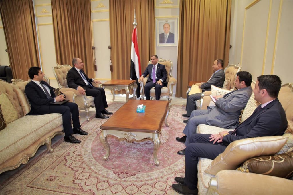 وزير الخارجية يتسلم نسخة من أوراق اعتماد السفير المصري