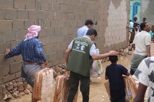 مركز الملك سلمان يوزع مساعدات إيوائية للمتضررين من العاصفة المدارية "بافان" في سقطرى