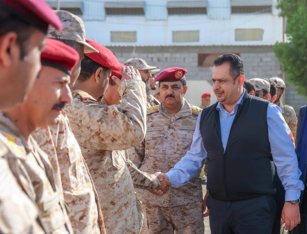 رئيس الوزراء يشدد على تنظيم العمل الإداري للوحدات القتالية وضبط آلية التموين