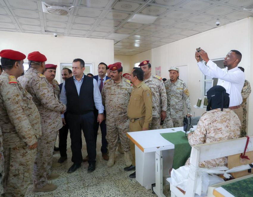 رئيس الوزراء يتفقد سير العمل في دائرة الإمداد والتموين والقاعدة الإدارية العسكرية في عدن