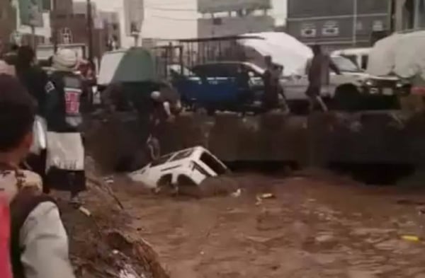 وفاة فتاة وفقدان طفل.. سيول الأمطار تجرف خمسة أشخاص في مدينة إب