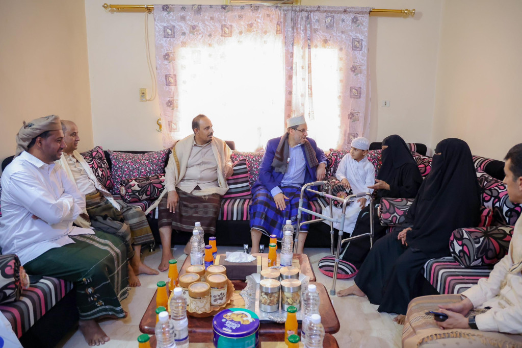 رئيس الوزراء يزور التربوية ومعلمة الأجيال عائشة العيدروس وينوه بدورها الرائد في دعم تعليم الفتيات