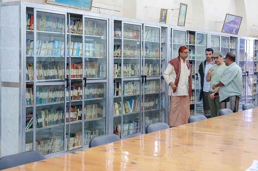 بن مبارك يتفقد المكتبة السلطانية ويؤكد أهمية تطوير خدماتها وفهرسة محتوياتها الكترونياً