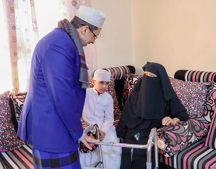 رئيس الوزراء يزور معلمة الأجيال عائشة العيدروس ويشيد بدورها الرائد في العمل التربوي ودعم تعليم الفتيات