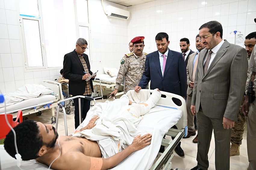 العليمي ومجلي والداعري يزورون الجرحى والمرضى في عدد من مستشفيات عدن