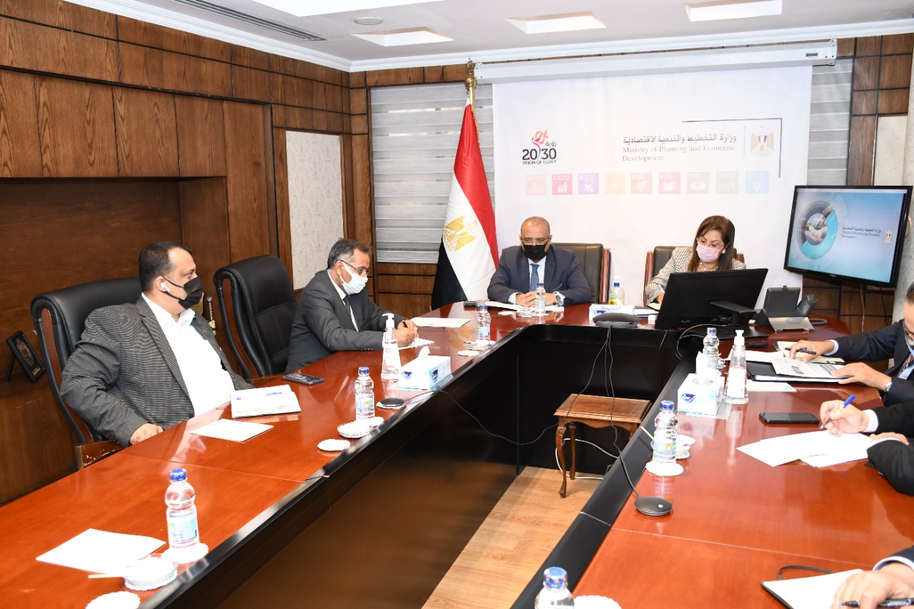 وزير التخطيط يبحث مع نظيرته المصرية التعاون بمجالات التنمية وتأهيل الكوادر