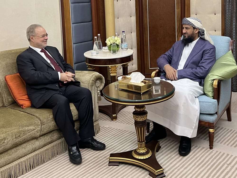 المحرمي يناقش مع نائبي رئيس هيئة التشاور  والمصالحة وعضو الهيئة آخر المستجدات السياسية