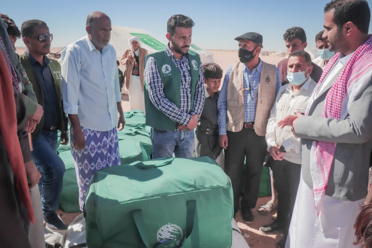 مركز الملك سلمان يوزع مواد ايوائية طارئة لمخيمات النازحين في العبر