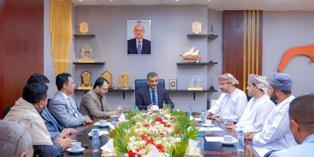 وزير الدولة يناقش مع بنك صحار الدولي سُبل التعاون المشترك