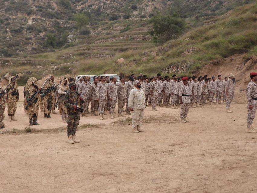 لجنة عسكرية من وزارة الدفاع تزور أبطال الجيش الوطني في محور رازح