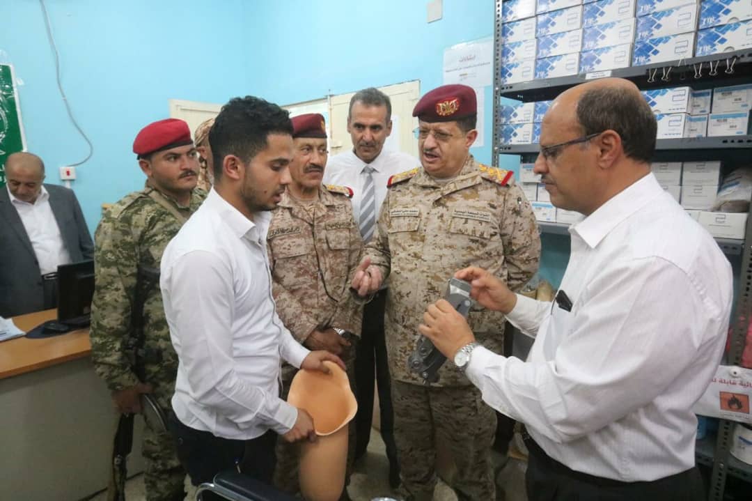 وزير الدفاع يزور دائرة الخدمات الطبية ويطّلع على الخدمات المقدمة للجرحى بمستشفى مأرب
