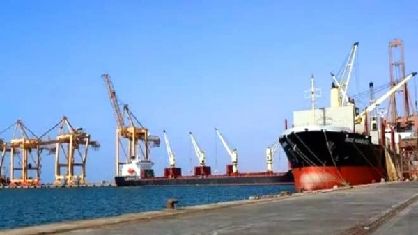 مليشيا الحوثي تواصل خطف سفينة شحن تجارية في موانئ الحديدة بعد تفريغ حمولتها