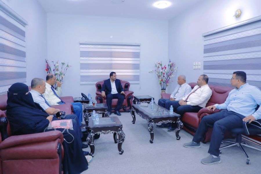 الوزير العكبري يناقش مع كلية التربية بالمكلا إعداد وتأهيل الكوادر التربوية والتعليمية