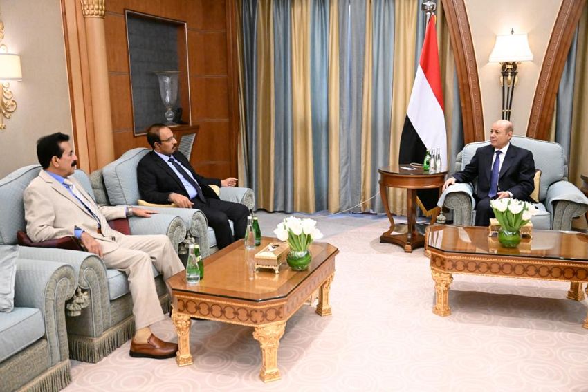 الرئيس العليمي يجتمع بمحافظي حضرموت والجوف ويطلع على أوضاع المحافظتين