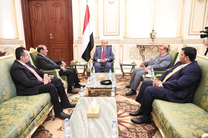 رئيس الوزراء يقدم لرئيس الجمهورية تقريراً بعمل وجهود الحكومة في مختلف المحافظات المحررة 