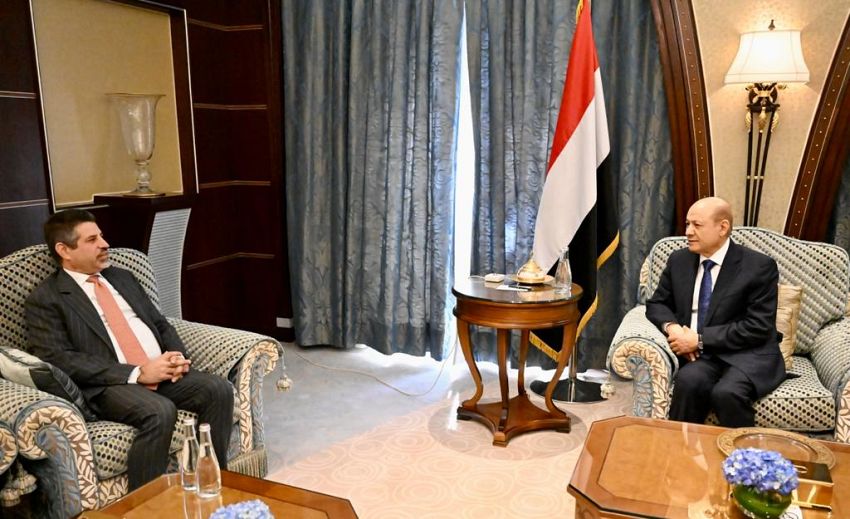 رئيس مجلس القيادة يستقبل السفير الاميركي لبحث مستجدات الوضع اليمني