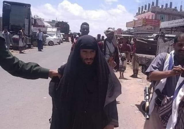 شاهد.. حوثي بملابس نسائية وسط سوق شعبي (صورة + تفاصيل)