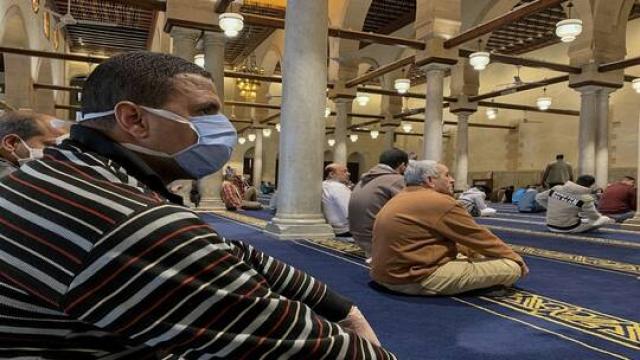 علماء يمنيون وعرب يحسمون الجدل بشأن صيام رمضان في ظل تفشي «كورونا»