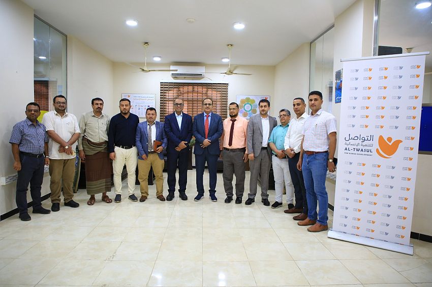وزير الصحة يطلع على انشطة مؤسسة التواصل للتنمية الإنسانية في عدن 