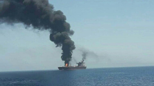 شاهد .. صورة جديدة لإشتعال النيران في إحدى السفينتين اللتان تعرضتا لهجوم في خليج عمان 