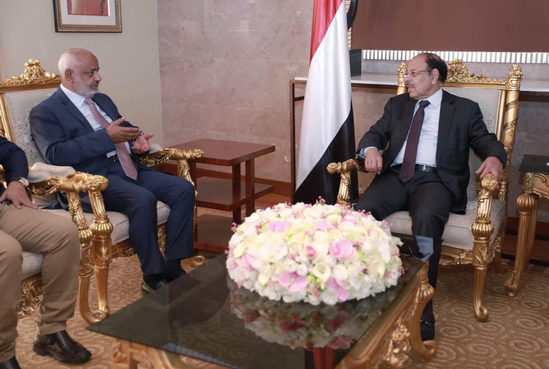 نائب الرئيس يطلع على المستجدات الميدانية والأوضاع في الحديدة