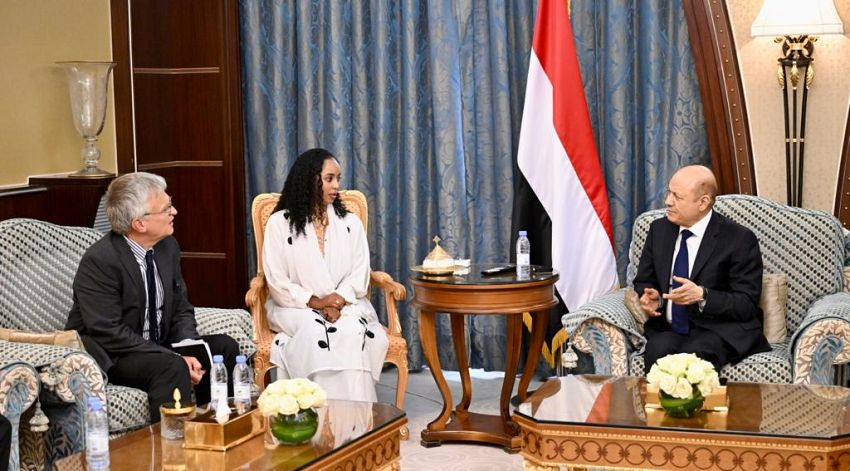 الرئيس العليمي يؤكد التزام مجلس القيادة والحكومة بمرجعيات الحل الشامل