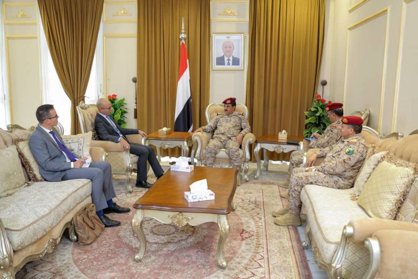 وزير الدفاع يلتقي السفير الفرنسي والملحق العسكري لدى بلادنا