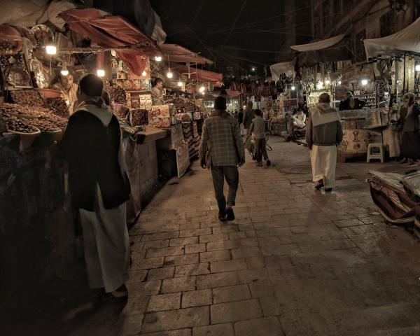 مليشيا الحوثي تغلق محلات تجارة الجملة في صنعاء .. تعرف على السبب 