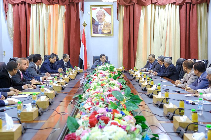 رئيس الوزراء يترأس في عدن اجتماعًا موسعًا للغرفة التجارية وممثلي القطاع الخاص