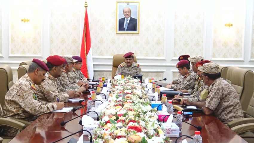 وزير الدفاع يجتمع بالفريق اللوجستي في اللجنة العسكرية والأمنية المشتركة