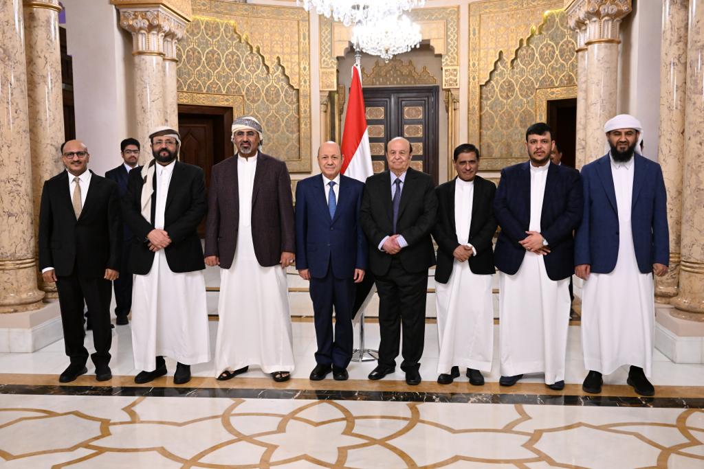رئيس واعضاء مجلس القيادة يزورون الرئيس السابق
