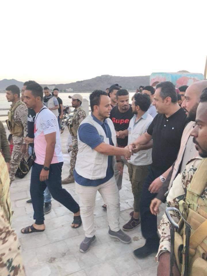 شاهد بالصور.. رئيس الوزراء يشارك أبناء عدن الإفطار الجماعي 