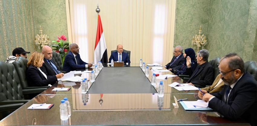 رئيس مجلس القيادة الرئاسي يلتقي اللجنة الفنية التحضيرية للقاء التشاوري للحكومة والسلطة المحلية