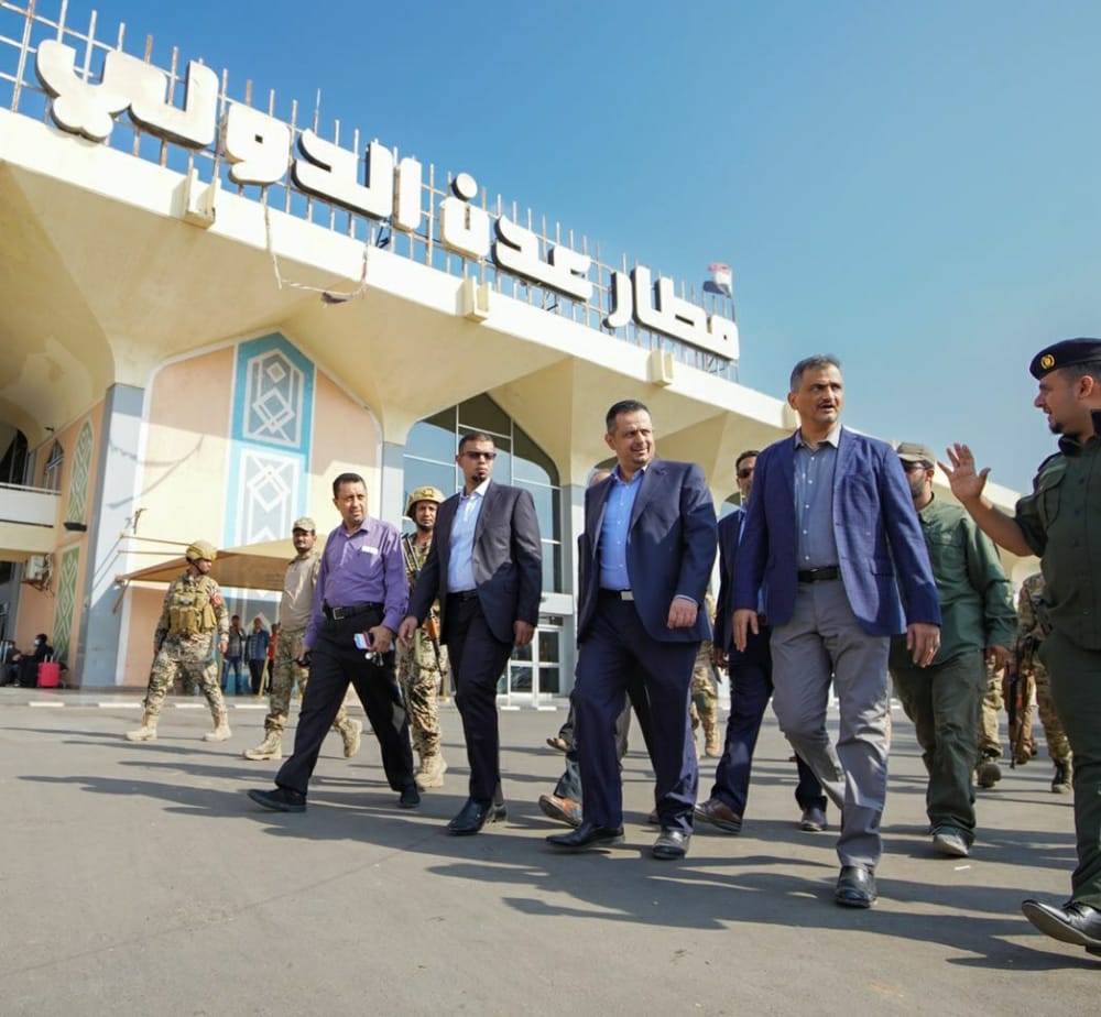 رئيس الوزراء يطلع على سير حركة الملاحة الجوية في مطار عدن الدولي 