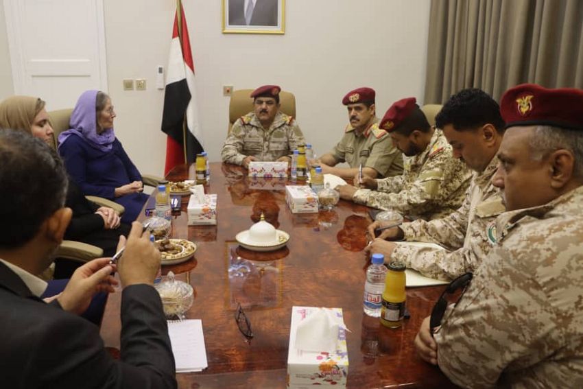 وزير الدفاع يناقش مع بعثة الصليب الأحمر الوضع الإنساني في اليمن وتعزيز التعاون المشترك