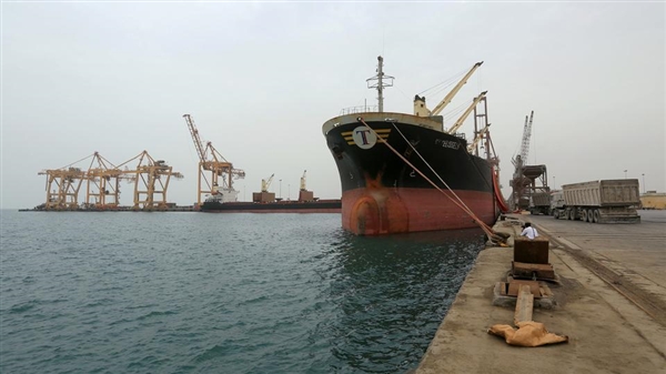 الفريق الحكومي يطالب بتوريد إيرادات الحديدة وموانئها إلى الحسابات الحكومية